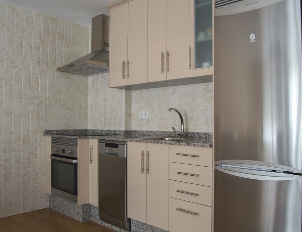 Cocina con puertas en color beige y electrodomesticos - Secinga