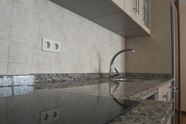 Cocina con puertas en color beige y electrodomesticos - Secinga