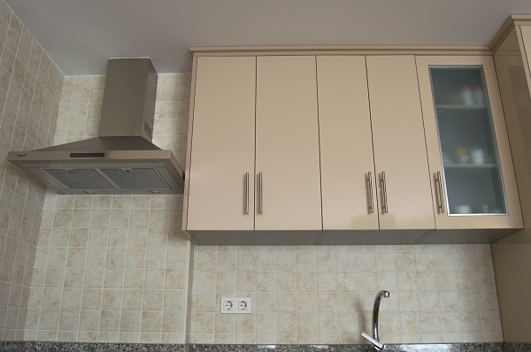 Cocina con puertas en color beige y electrodomesticos - Secinga